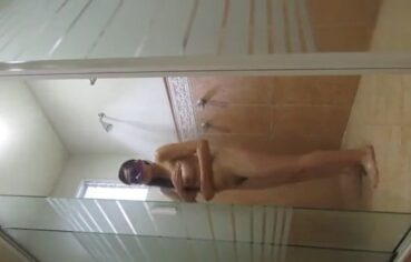 Esposa ninfeta pelada no banho sendo filmada pelo marido safado