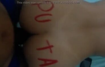 Esposa safada aceita ser marcada como puta pelo marido e transa de quatro