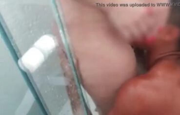 Esposa safada levando chupada gostosa do novinho no banho enquanto corno filma