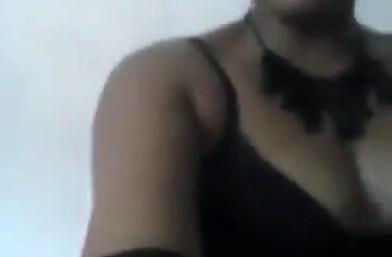Esposa safada mostrando o corpão e gemendo alto no vídeo caseiro