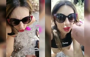 Esposinha safada abaixada no mato fazendo boquete gostoso e ganhando leitinho do marido