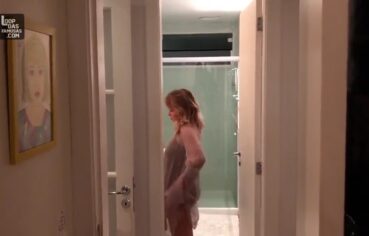 Fernanda Nobre exibe a buceta sensual em cena quente