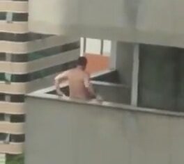 Flagra ardente de empregada chupando o patrão na varanda à luz do dia