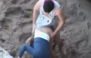 Flagra do casal jovem transando na praia do abricó no rio de janeiro
