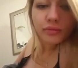Francisca loira exibida mostra os peitos em vídeo quente