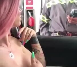 Frentista sortudo chupando os peitos da loira de cabelo rosa no posto
