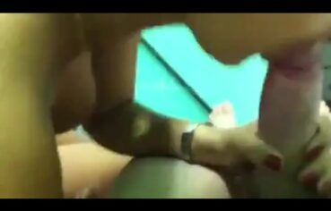 Gostosa de boca cheia engole a rola do ficante em vídeo picante
