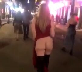 Gostosa safada exibe bunda e peitos na rua em cena quente de sexo amador