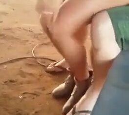 Gostosa selvagem se exibe nua no acampamento e fode com amigos tarados