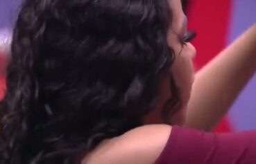 Hariany safada pagando peitinho e gemendo de tesão no sutiã