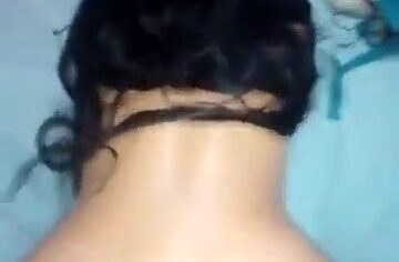 Karinne morena empinando a bunda e levando rola do maridão de quatro
