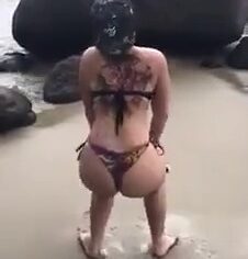 Letícia Dias rebola sensualmente na praia de Búzios com bunda empinada