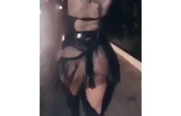 Loira deliciosa exibindo a bunda enorme em roupa safada