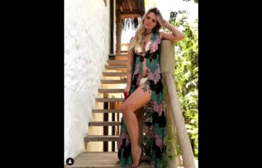 Loira safada mostrando os peitos e provocando ao lado da amiga