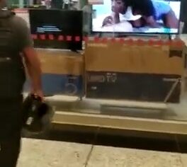 Loira safada sendo comida no provador das lojas americanas com muita fome de pica