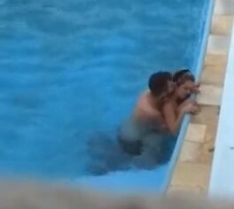 Loira sensual surpreendida transando na piscina do hotel pela manhã