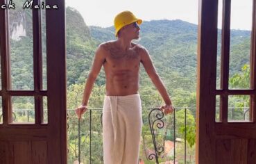 Lolah Vibe levando rola no cu na sacada da pousada, gemendo alto