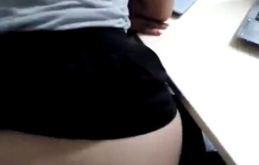 Lorraine ninfeta chupando o patrão e dando a buceta no escritório