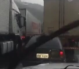 Malandro registra estrada parada e flagra boquete ardente