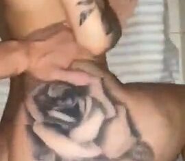 Maria ninfeta loira arreganhando a buceta e quicando na rola até gozar