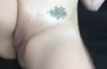 Mariana branquinha de quatro levando no cu e na xereca no vídeo caseiro