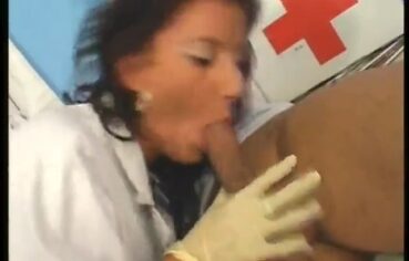 Médica safada trepando gostoso no consultório até gozar