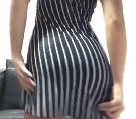 Morena gostosa rebolando de fio dental e levantando o vestido até gozar