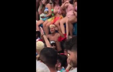 Moreninha exibindo os peitões enormes no trio elétrico de Aracati