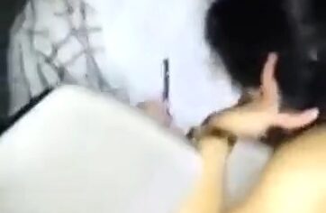 Moreninha safada faz ménage no carro enquanto grava cena quente