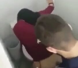 Namorada gulosa chupa até o último gozo no banheiro do bar da Lapa