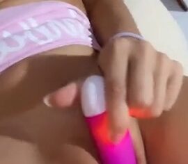 Natalia Radatz exibe peitões e toca sua bucetinha com sensualidade