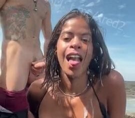 Natasha Rios dando um boquete gostoso na praia até engolir tudo