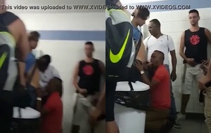 Negão dominante oferece boquete intenso em banheiro de shopping e forma fila de admiradores