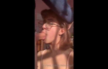 Ninfeta de 18 anos mamando gostoso e engolindo porra quente
