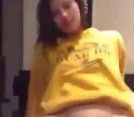 Ninfeta safada sentando forte na piroca enquanto o namorado filma