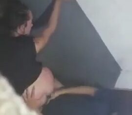 Ninfeta tesuda é pega transando com desconhecido no banheiro de festa