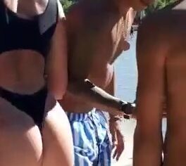 Ninfetas safadas rebolando suas bundas empinadas para os riquinhos filmarem