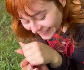 Ninfetinha ruiva chupando gostoso no banheiro da faculdade