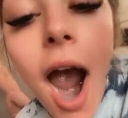 Novinha loira exibida faz boquete intenso na varanda e engole tudo