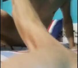 Novinha magrinha faz tudo na cama e no banho com o namorado