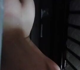 Novinha safada de ladinho e de bruços gemendo alto no pornô caseiro