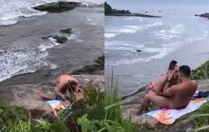 Novinha safada exibindo os peitos na praia e mamando o amigo com tesão