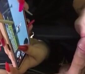 Novinha safada joga Free Fire enquanto chupa o namorado gostoso