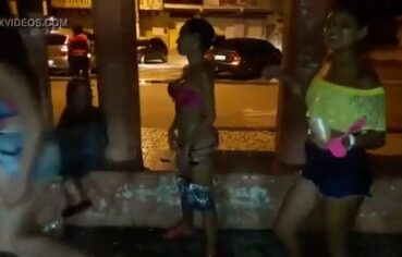 Novinhas safadas mijando e mostrando a buceta em shows