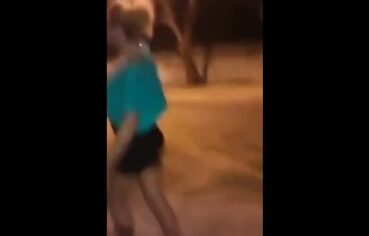 Novinhos Tarados Querem Boquete, Mas a Travesti Prefere uma Bronha Rápida