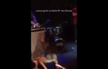 Pegação Explícita com Outra Mulher no Palco