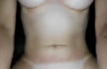 Peituda deliciosa sentando gostoso no pau do ficante em vídeo caseiro