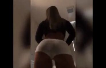 Polly bonequinha gaúcha rebolando o popozão no sofá até gozar gostoso