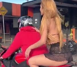 Rakel Silva peladinha se exibindo em rolê de moto