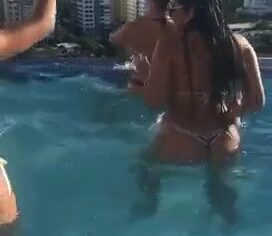 Safadas se exibem na piscina da cobertura com empresários na praia